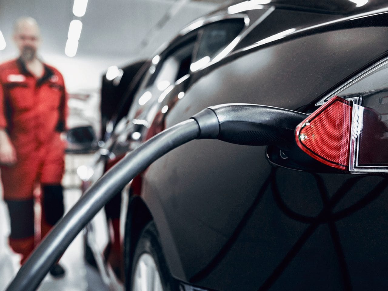 Autoklinikalla korjaamme Tesla, sähköauto, hybridi kolarivaurio, peltivaurio, tuulilasivaurio kuntoon ammattitaidolla.