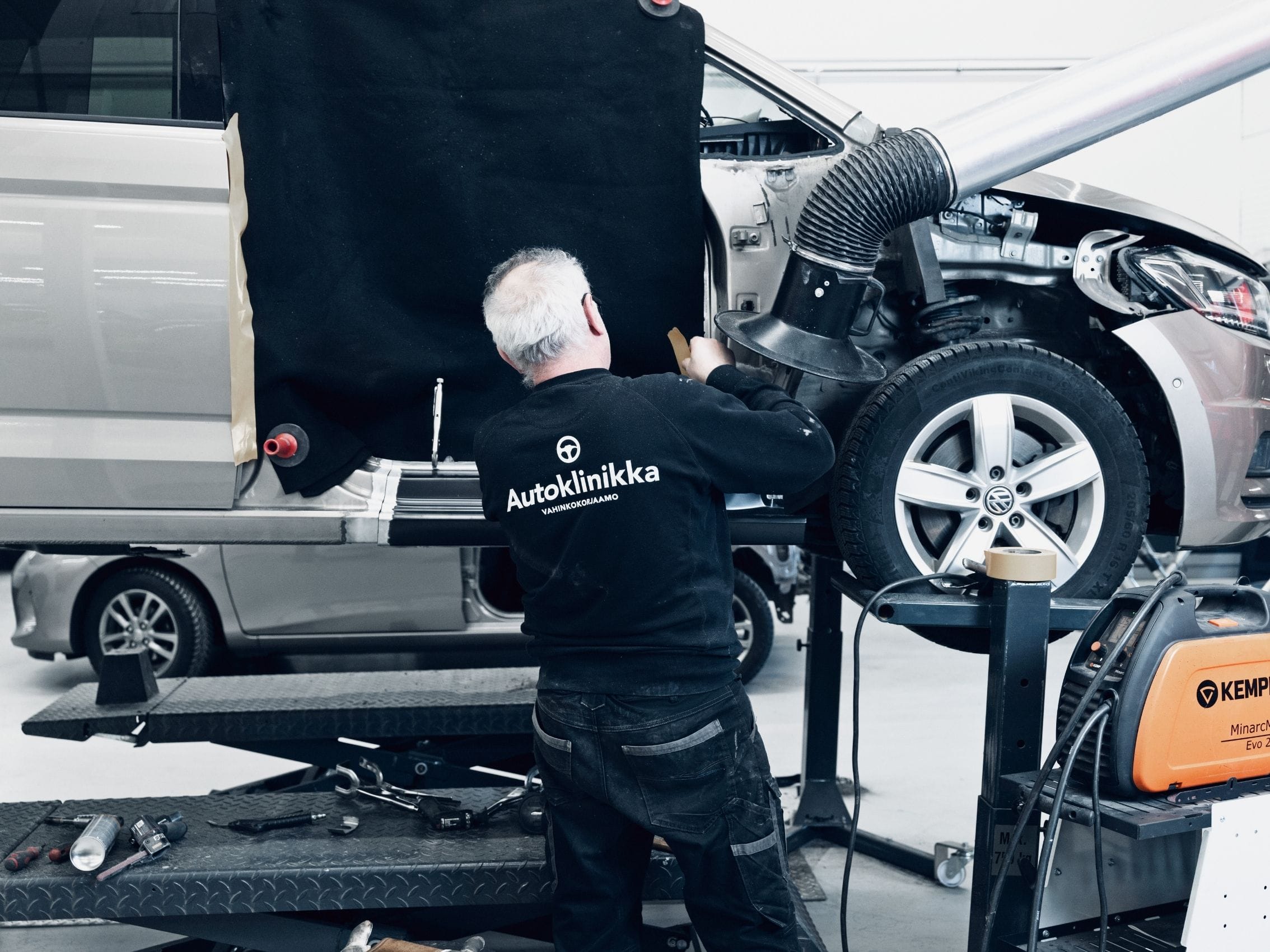 Autoklinikalla korjaamme kaikki autosi kolarivaurio, peltivaurio, automaalaus, parkkipaikkakolhu kuntoon ammattitaidolla.