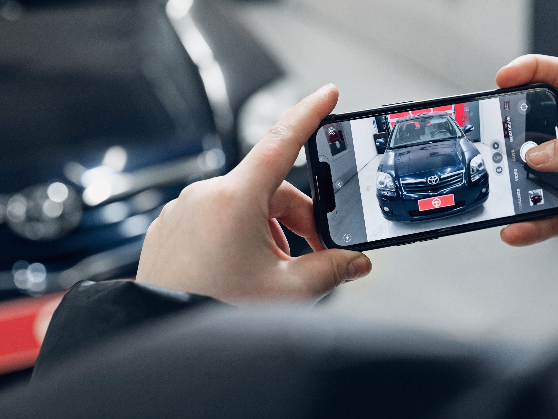 Autoklinikalla kolarivaurio ja peltivaurio vahinkotarkastus hoituu myös etänä valokuvien avulla. Lähetä kuvat autosi vaurioista.