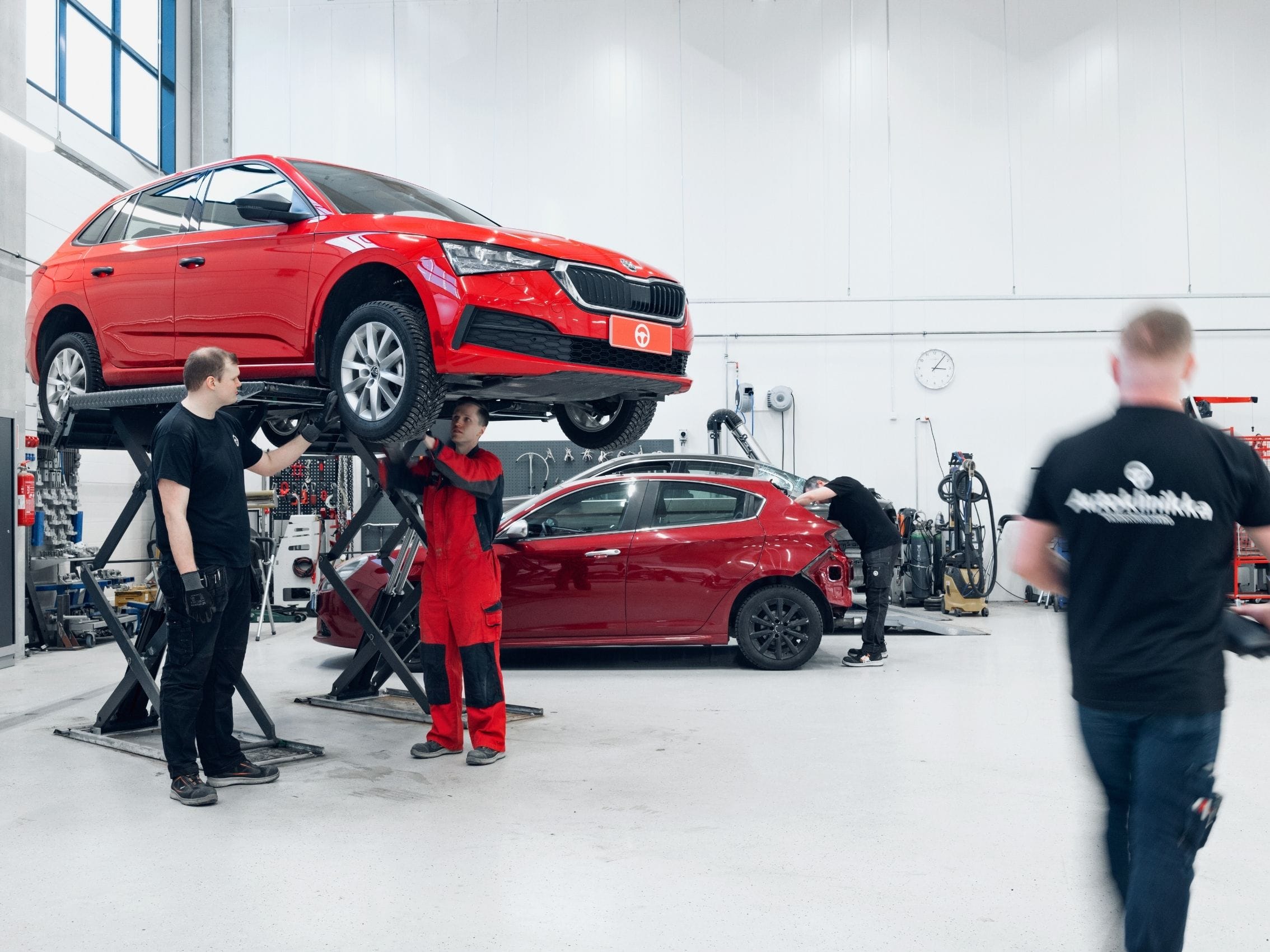 Autoklinikalla korjaamme kaikki autosi kolarivaurio, peltivaurio, automaalaus, parkkipaikkakolhu kuntoon ammattitaidolla.