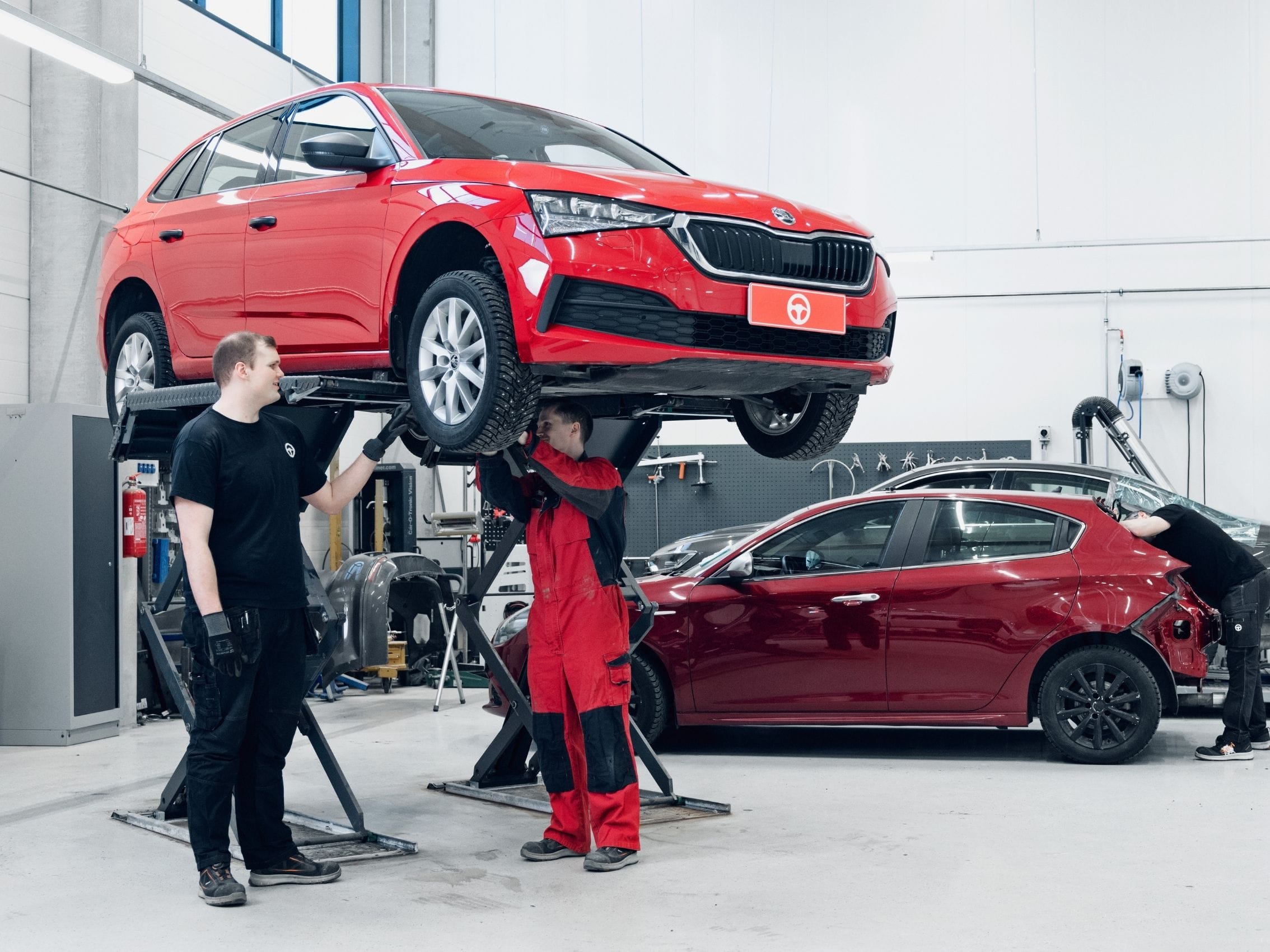 Autoklinikalla korjaamme kaikki autosi kolarivaurio, peltivaurio, automaalaus, parkkipaikkakolhu kuntoon ammattitaidolla.