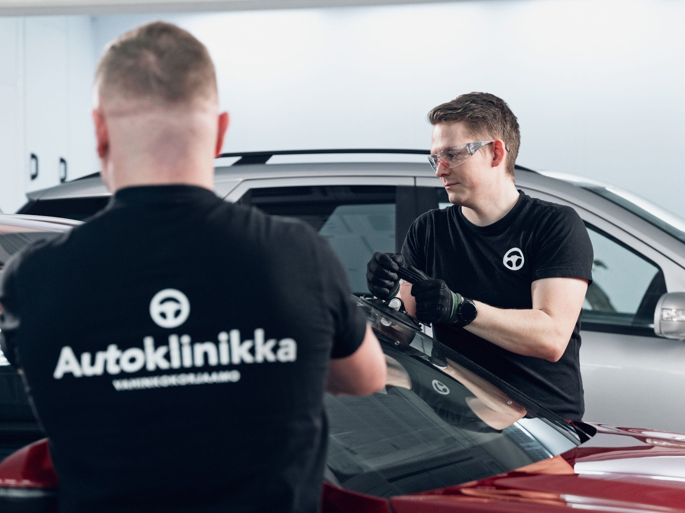 Autoklinikalla olemme vakuutusyhtiöiden valtuuttama tuulilasikorjaamo, vaihdamme haljenneen tuulilasin uuteen päivässä.