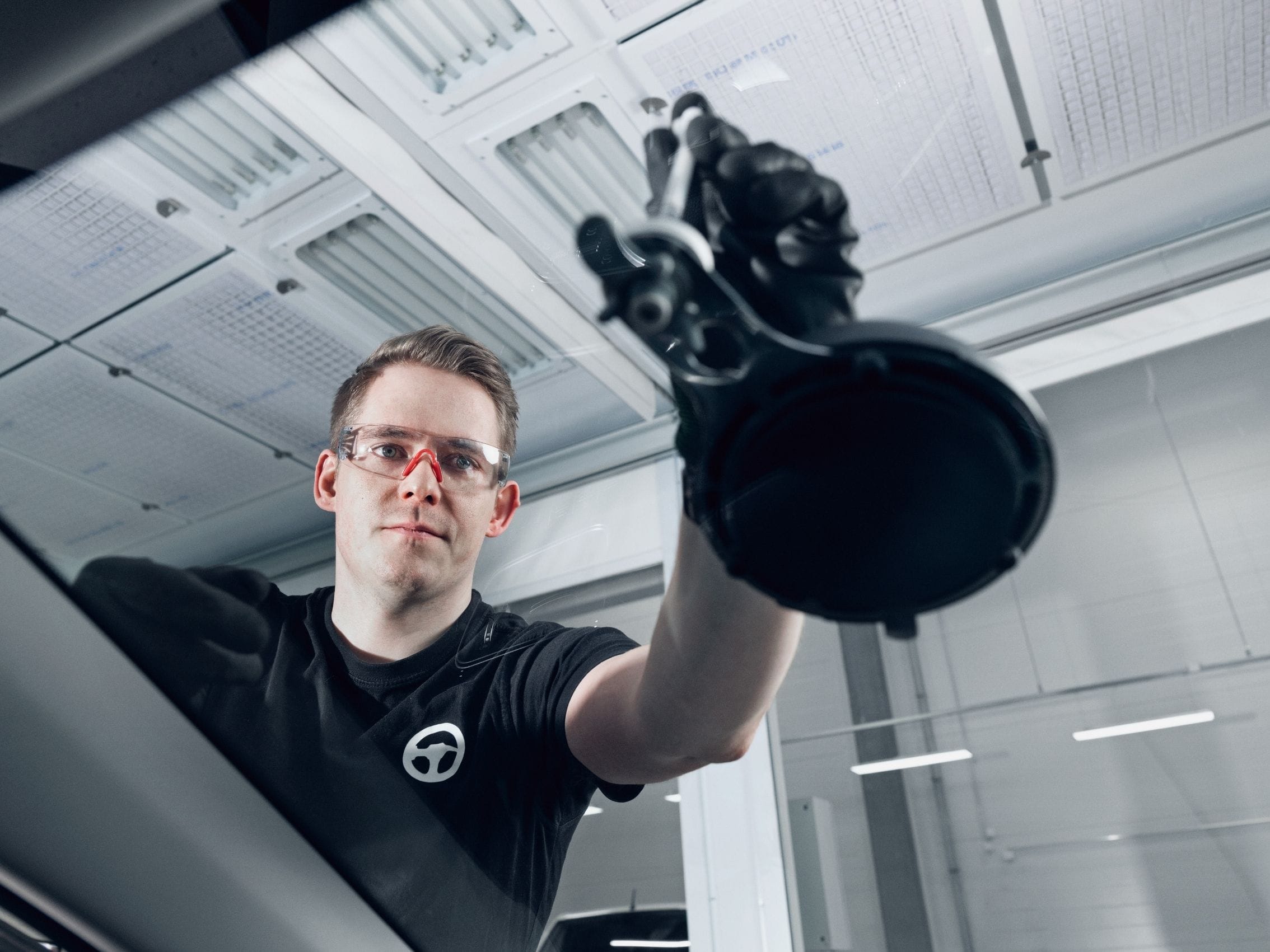 Autoklinikalla olemme vakuutusyhtiöiden valtuuttama tuulilasikorjaamo, vaihdamme haljenneen tuulilasin uuteen päivässä.