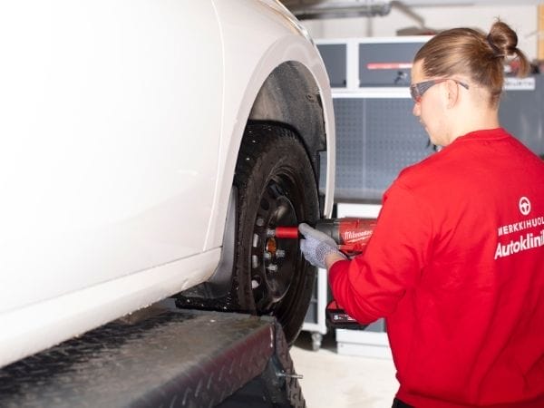 Autoklinikka Merkkihuolto rengaspalvelut: rengashotelli, renkaiden vaihto sekä uusien renkaiden myynti.
