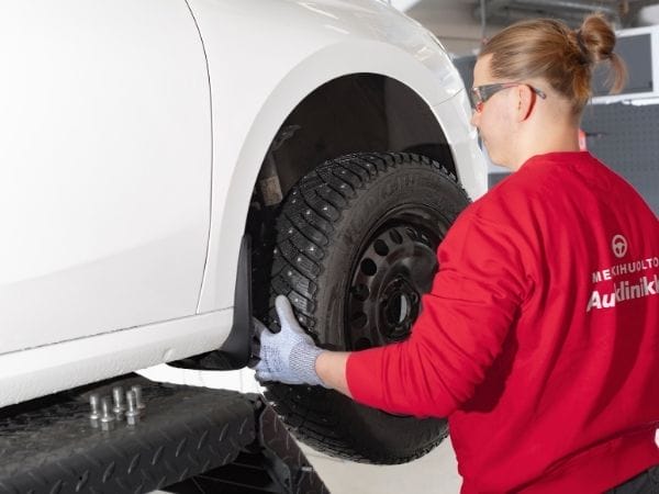 Autoklinikka Merkkihuolto rengaspalvelut: renkaiden säilytys rengashotellissa, renkaiden vaihto sekä uusien renkaiden myynti.